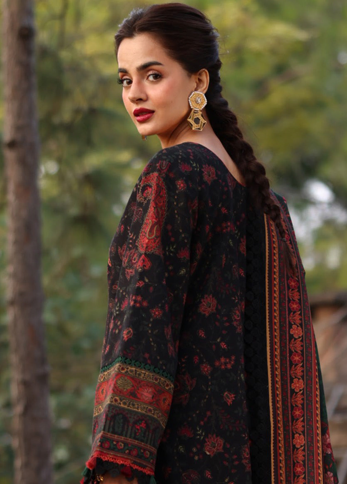 Asim Jofa Embroidered Khaddar Winter 3 Piece Unstitched Suit AJ24UW AJUW-09 Asim Jofa Embroidered Khaddar Winter 3 Piece Unstitched Suit AJ24UW AJUW-09
