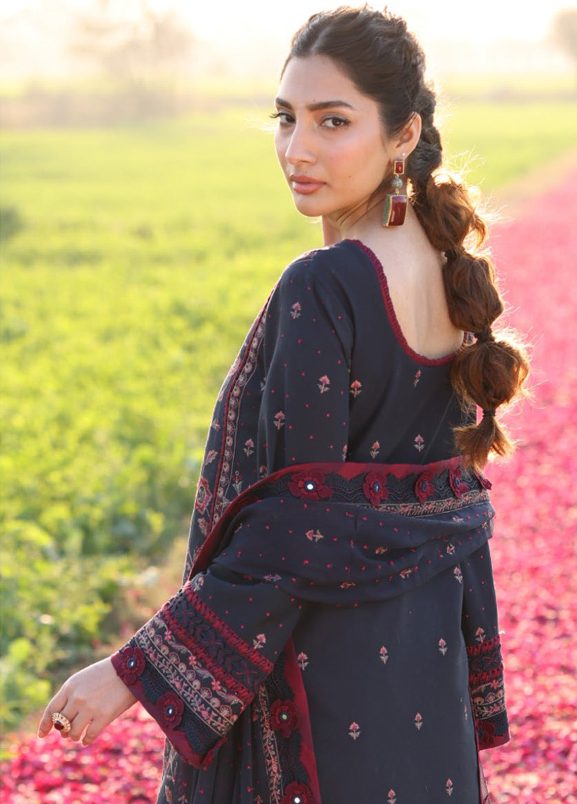 Asim Jofa Embroidered Lawn 3 Piece Unstitched Suit AJ25L D-AJELL-01 Asim Jofa Embroidered Lawn 3 Piece Unstitched Suit AJ25L D-AJELL-01