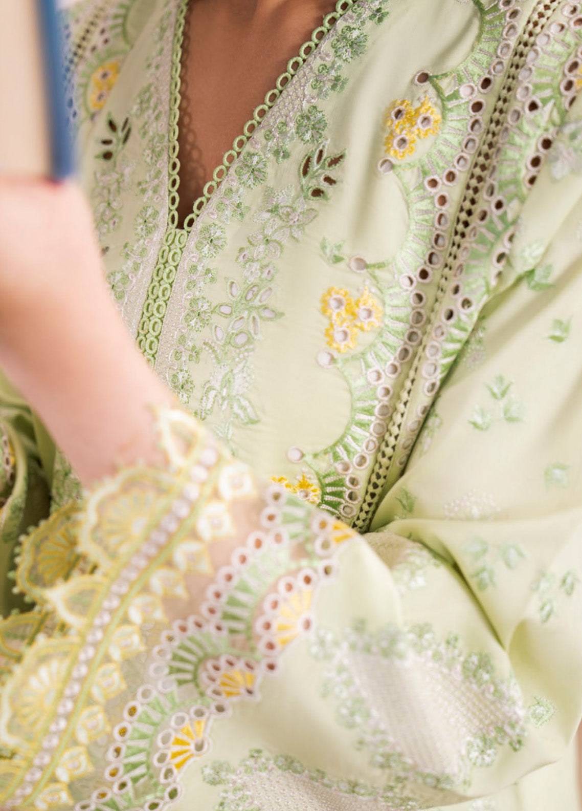 Azalea By Zavi Embroidered Lawn 3 Piece Unstitched Suit ZV25AL D-102 Azalea By Zavi Embroidered Lawn 3 Piece Unstitched Suit ZV25AL D-102