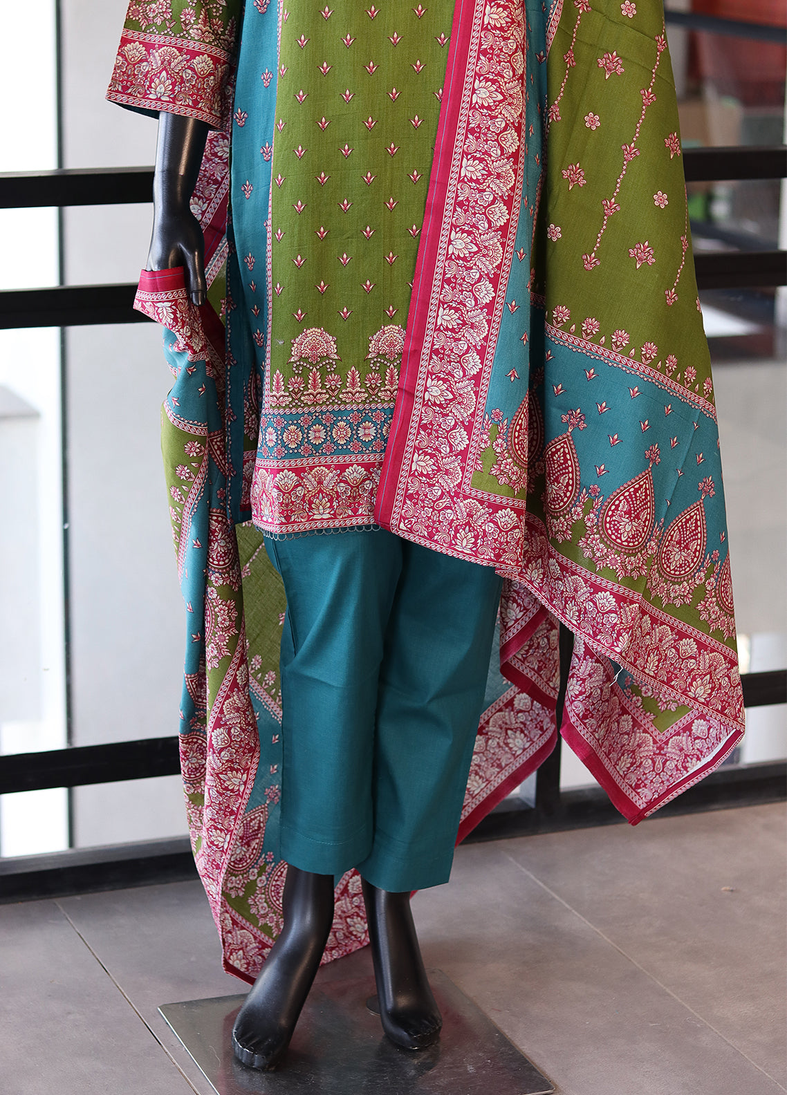 Bin Saeed Digital Printed Lawn 3 Piece Stitched Suit - BS24DPL D-17 Bin Saeed Digital Printed Lawn 3 Piece Stitched Suit - BS24DPL D-17