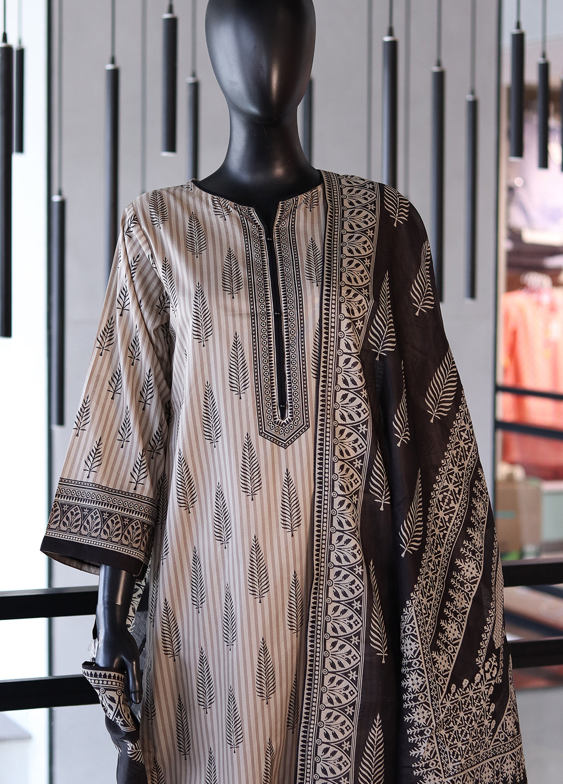 Bin Saeed Digital Printed Lawn 3 Piece Stitched Suit - BS24DPL D-19 Bin Saeed Digital Printed Lawn 3 Piece Stitched Suit - BS24DPL D-19