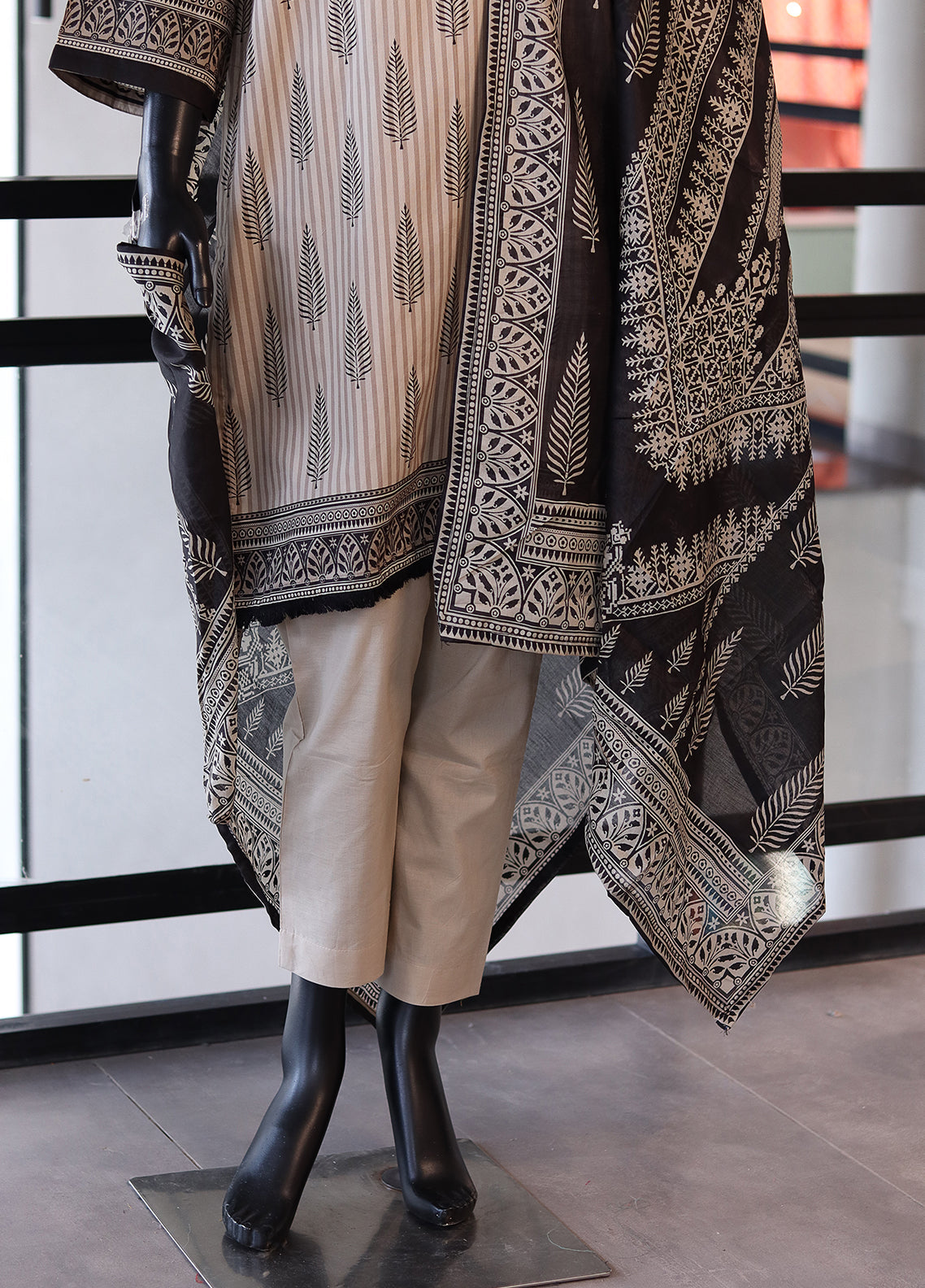 Bin Saeed Digital Printed Lawn 3 Piece Stitched Suit - BS24DPL D-19 Bin Saeed Digital Printed Lawn 3 Piece Stitched Suit - BS24DPL D-19