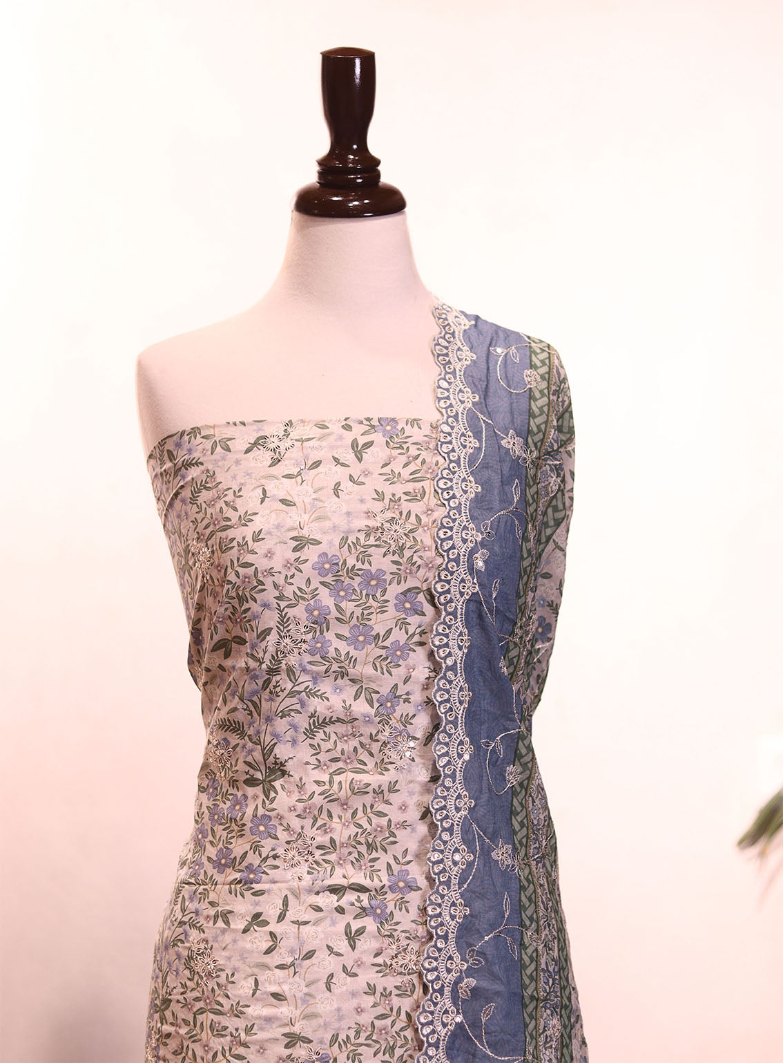 Bin Saeed Embroidered Lawn 3 Piece Unstitched Suit BS25EL D-710 Bin Saeed Embroidered Lawn 3 Piece Unstitched Suit BS25EL D-710