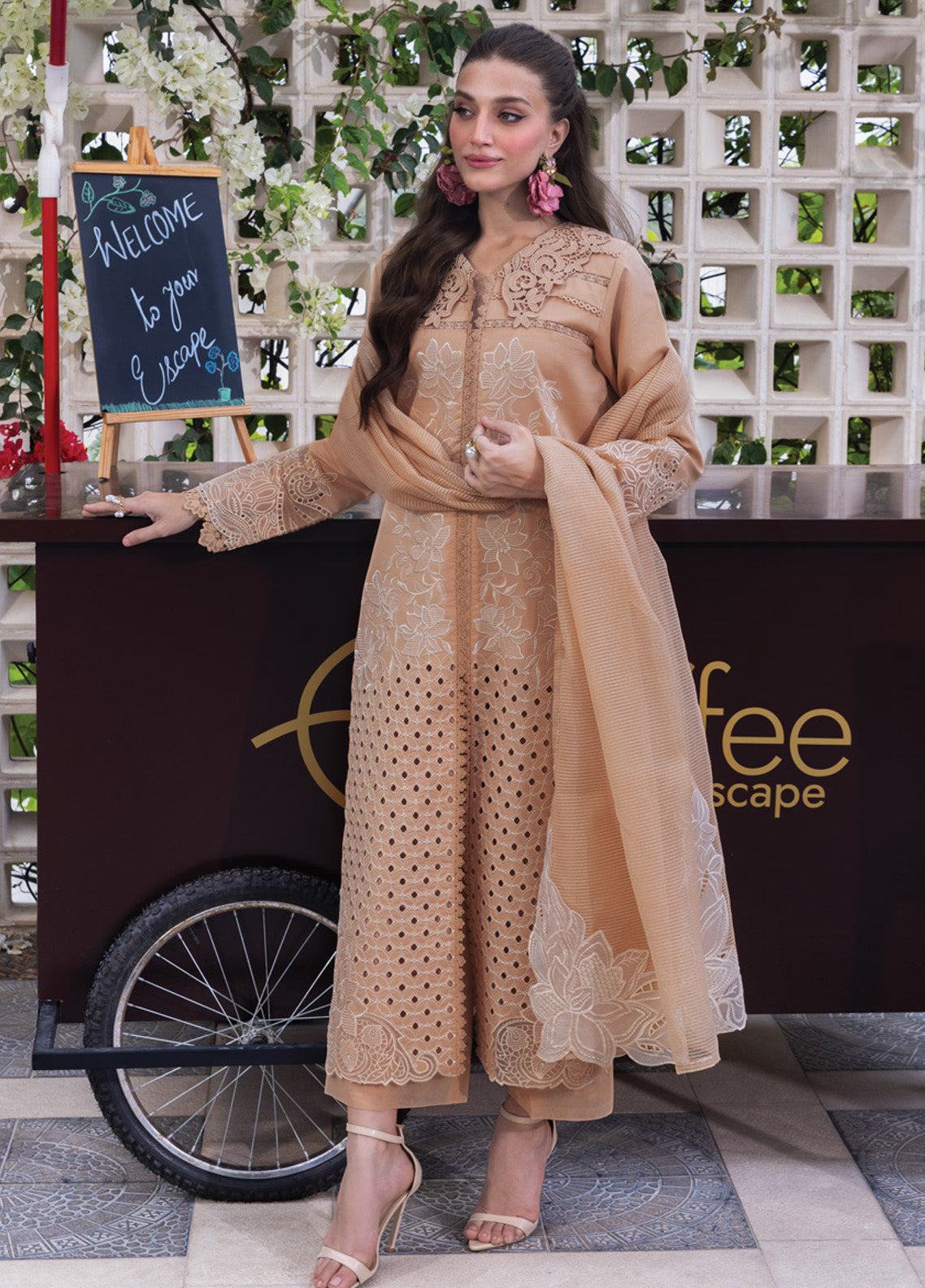 Carnation By Rang Rasiya Embroidered Lawn 3 Piece Unstitched Suit RR25CLFE D-13 KAIA Carnation By Rang Rasiya Embroidered Lawn 3 Piece Unstitched Suit RR25CLFE D-13 KAIA
