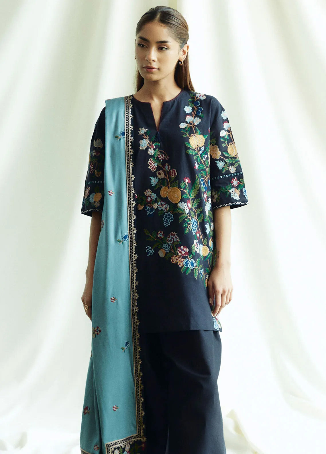Coco By Zara Shahjahan Embroidered Khaddar 3 Piece Unstitched Suit CZS24W D7B ONYX Coco By Zara Shahjahan Embroidered Khaddar 3 Piece Unstitched Suit CZS24W D7B ONYX