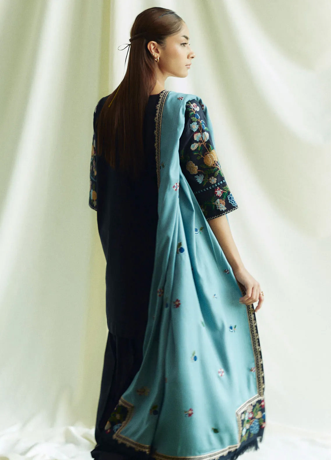 Coco By Zara Shahjahan Embroidered Khaddar 3 Piece Unstitched Suit CZS24W D7B ONYX Coco By Zara Shahjahan Embroidered Khaddar 3 Piece Unstitched Suit CZS24W D7B ONYX