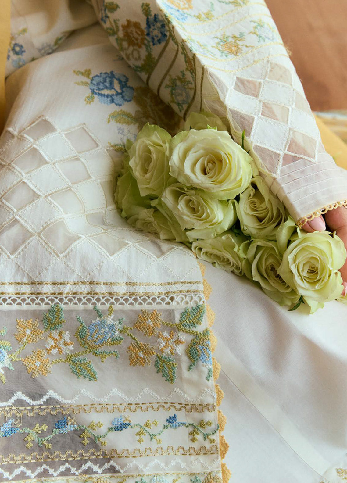 Coco By Zara Shahjahan Embroidered Lawn 3 Piece Unstitched Suit CZS25EE D-03 SOLACE Coco By Zara Shahjahan Embroidered Lawn 3 Piece Unstitched Suit CZS25EE D-03 SOLACE