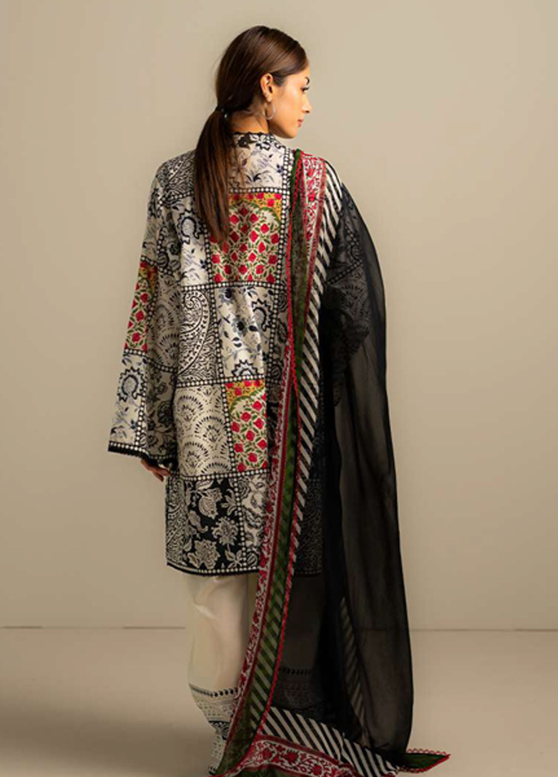 Coco By Zara Shahjahan Embroidered Lawn 3 Piece Unstitched Suit CZS25PSV3 D-8B ELRA Coco By Zara Shahjahan Embroidered Lawn 3 Piece Unstitched Suit CZS25PSV3 D-8B ELRA