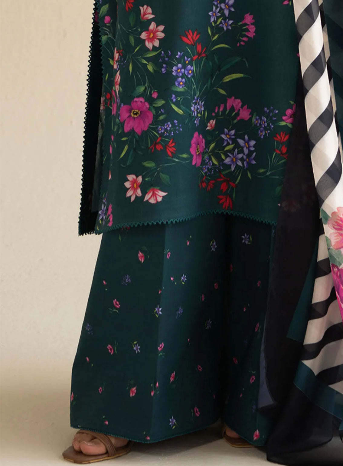 Coco By Zara Shahjahan Printed Lawn 3 Piece Unstitched Suit CZS25P D-4A REENA Coco By Zara Shahjahan Printed Lawn 3 Piece Unstitched Suit CZS25P D-4A REENA