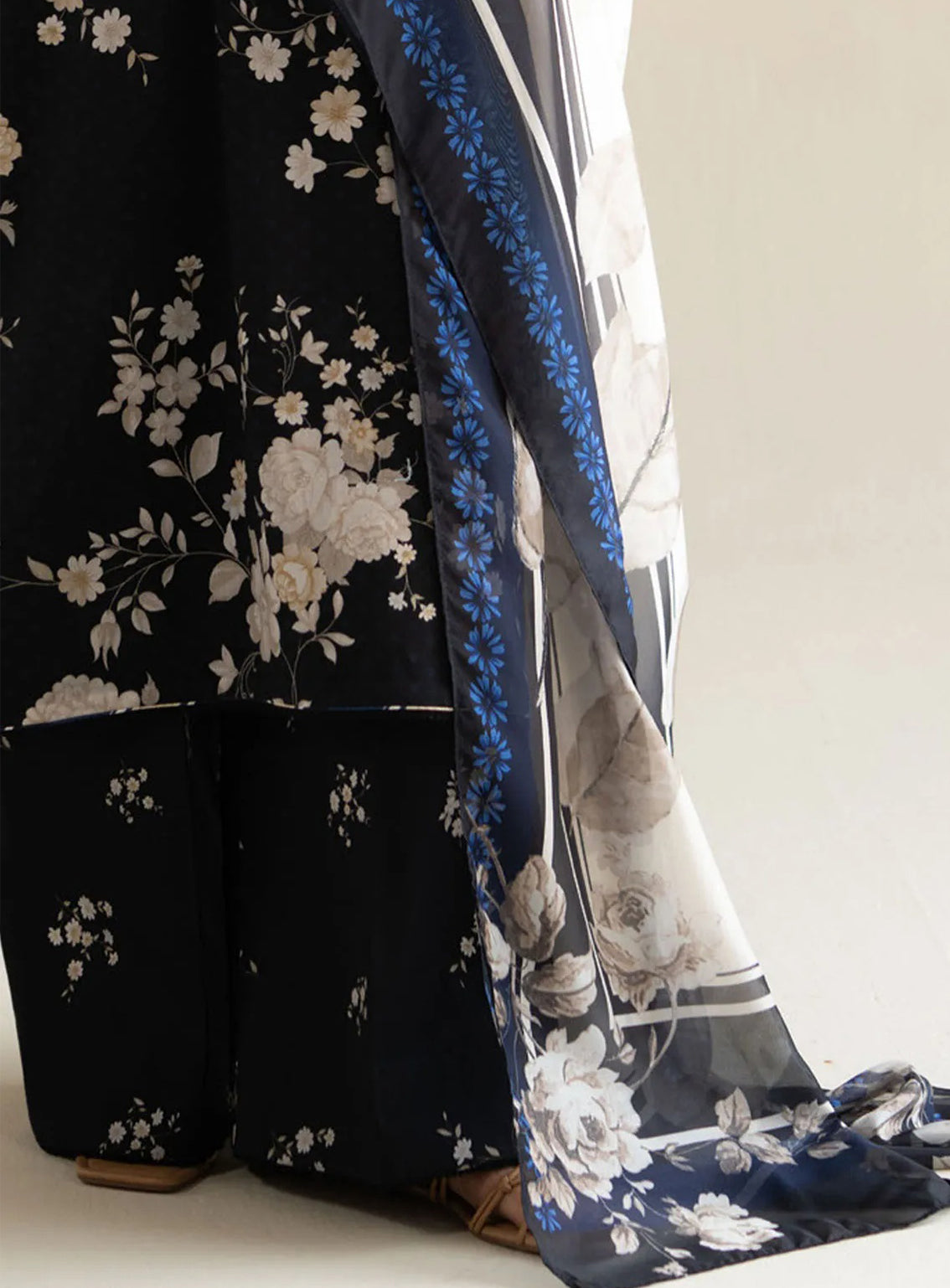 Coco By Zara Shahjahan Printed Lawn 3 Piece Unstitched Suit CZS25P D-5B MIA Coco By Zara Shahjahan Printed Lawn 3 Piece Unstitched Suit CZS25P D-5B MIA