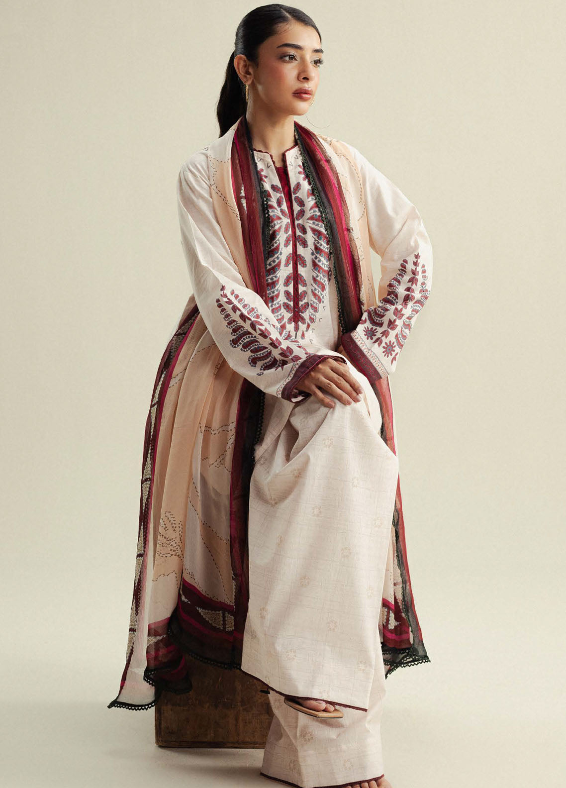 Coco Prints By Zara Shahjahan Printed Cambric 3 Piece Unstitched Suit CZS25PD4 D-7B LILT Coco Prints By Zara Shahjahan Printed Cambric 3 Piece Unstitched Suit CZS25PD4 D-7B LILT