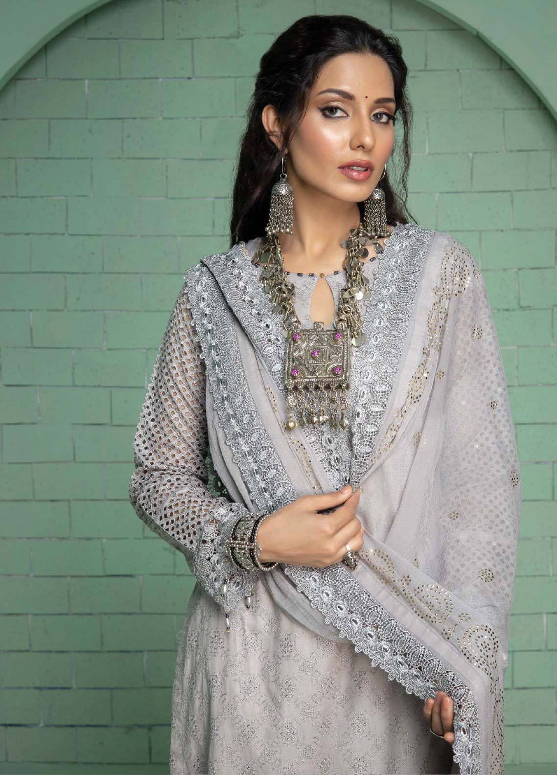 D#01 Schick Juhi Luxury Emb Lawn Collection 623 D#01 Schick Juhi Luxury Emb Lawn Collection 623