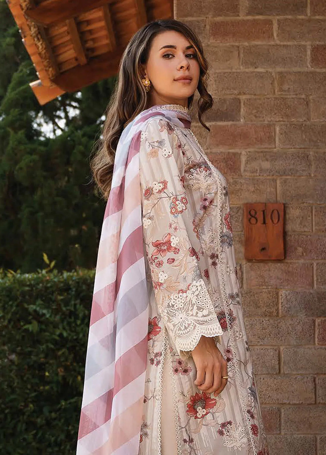 Damask The Holiday By Afrozeh Embroidered Lawn 3 Piece Unstitched Suit AF24DH D-08 AZARA A Damask The Holiday By Afrozeh Embroidered Lawn 3 Piece Unstitched Suit AF24DH D-08 AZARA A