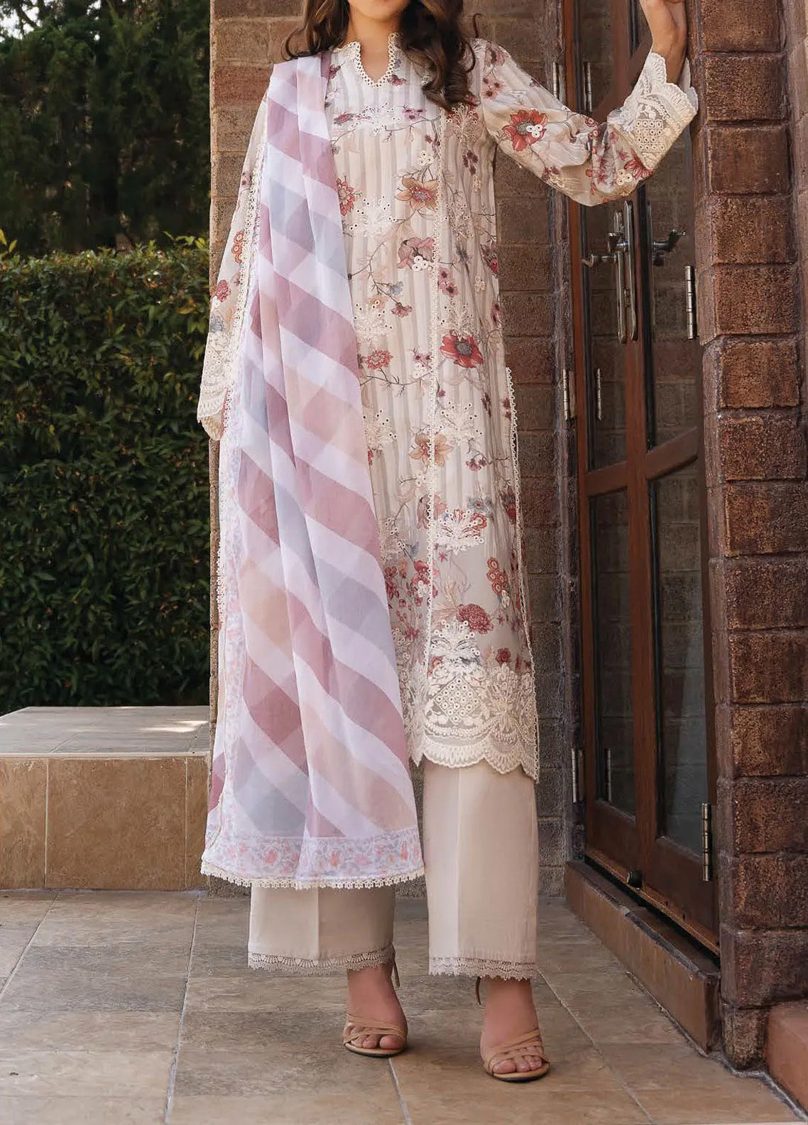 Damask The Holiday By Afrozeh Embroidered Lawn 3 Piece Unstitched Suit AF24DH D-08 AZARA A Damask The Holiday By Afrozeh Embroidered Lawn 3 Piece Unstitched Suit AF24DH D-08 AZARA A