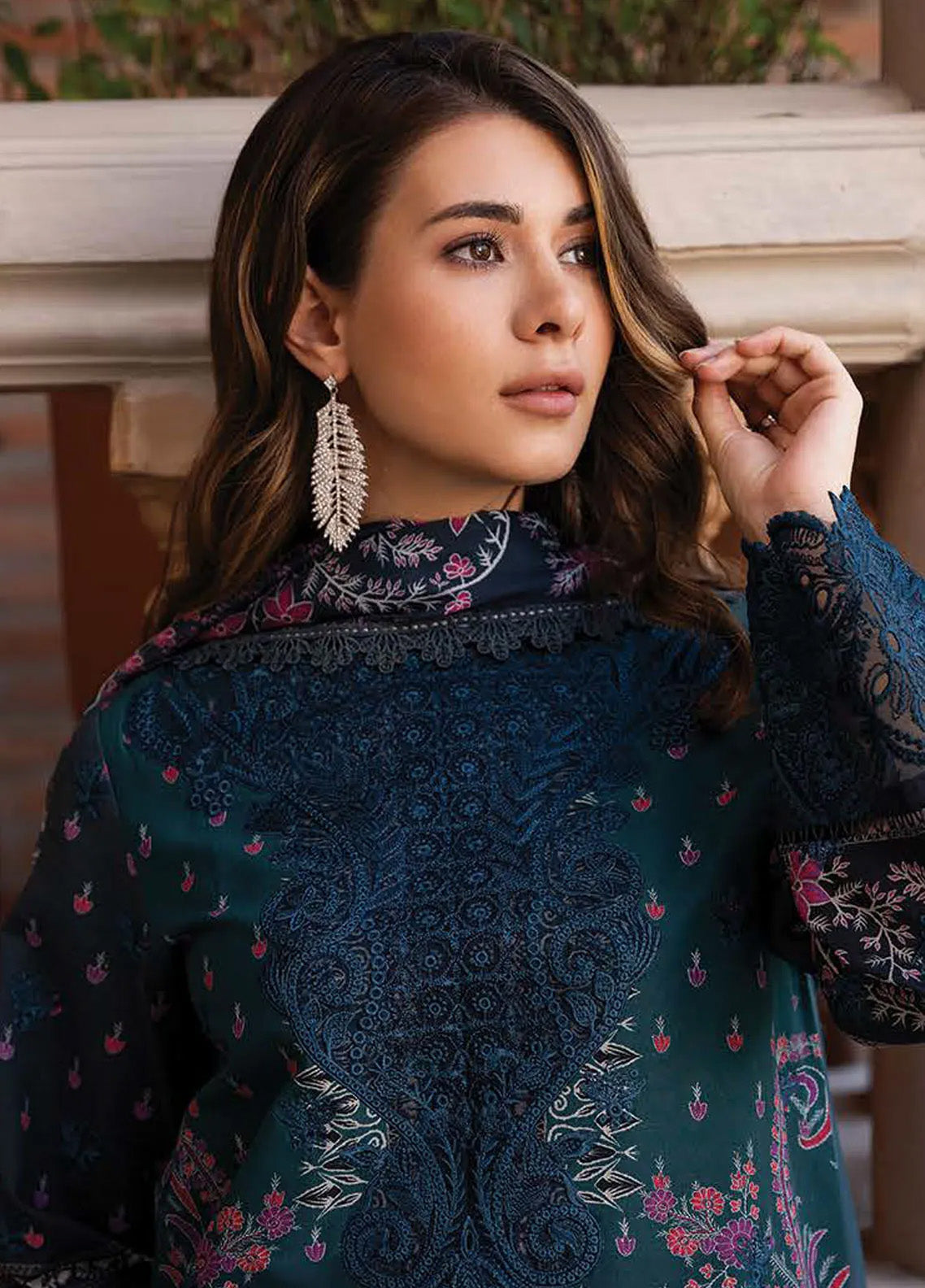Damask The Holiday By Afrozeh Embroidered Lawn 3 Piece Unstitched Suit AF24DH D-10 AZRINA B Damask The Holiday By Afrozeh Embroidered Lawn 3 Piece Unstitched Suit AF24DH D-10 AZRINA B
