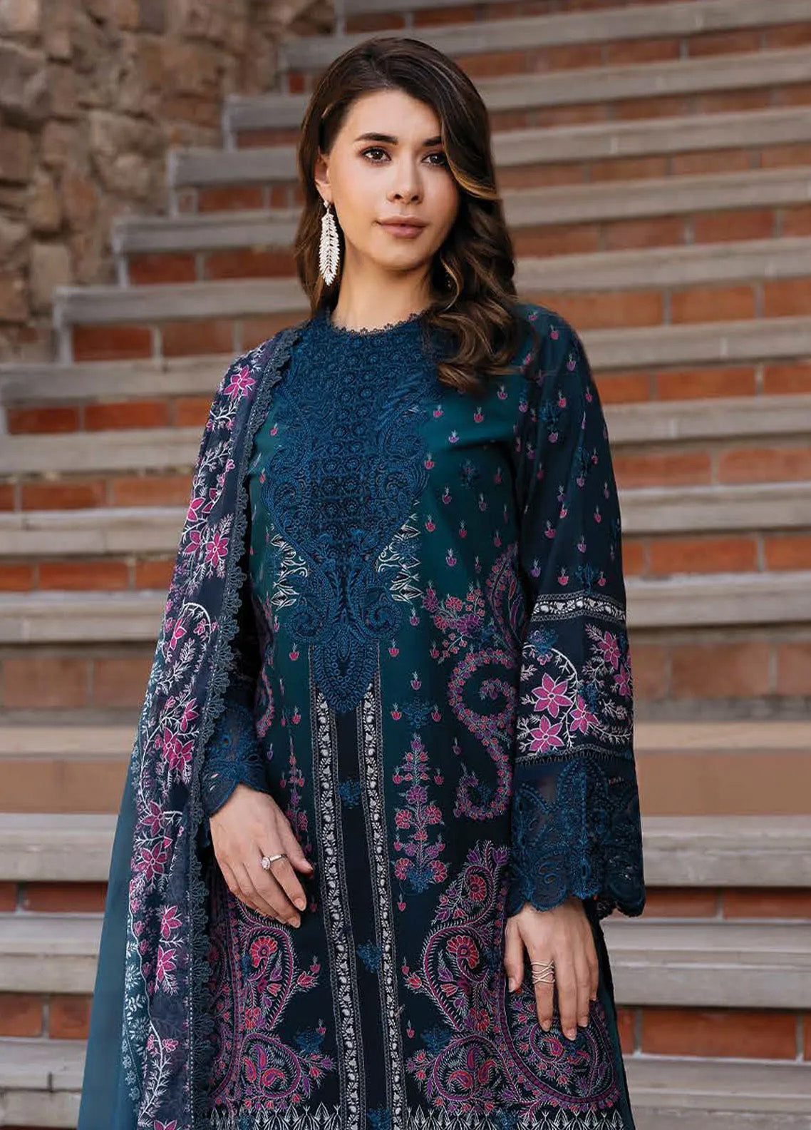 Damask The Holiday By Afrozeh Embroidered Lawn 3 Piece Unstitched Suit AF24DH D-10 AZRINA B Damask The Holiday By Afrozeh Embroidered Lawn 3 Piece Unstitched Suit AF24DH D-10 AZRINA B