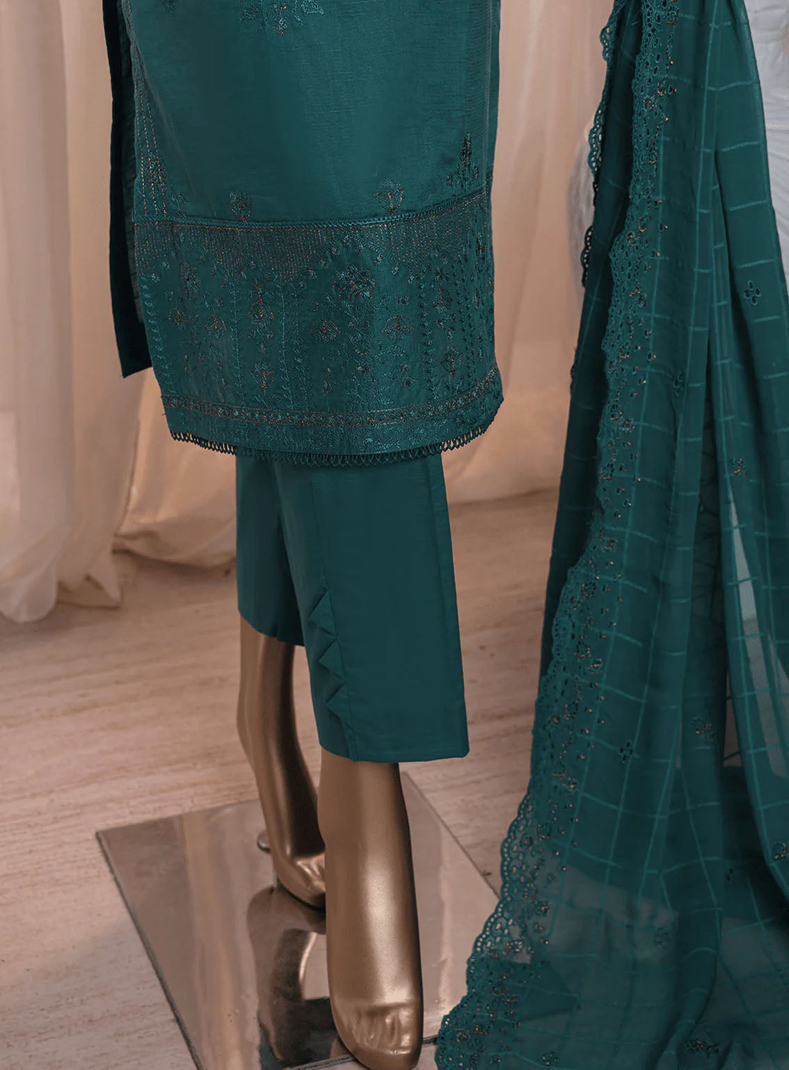 Dastan By HZ Textile Slub Embroidered Lawn 3 Piece Unstitched Suit HZ24DV2 D-4B Dastan By HZ Textile Slub Embroidered Lawn 3 Piece Unstitched Suit HZ24DV2 D-4B
