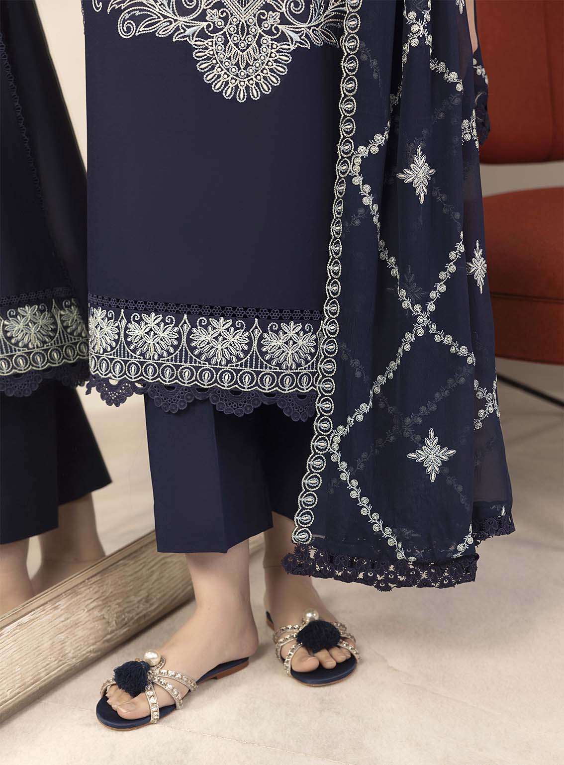 Dilkash By Humdum Embroidered Lawn 3 Piece Unstitched Suit HD25DEL D-02 Dilkash By Humdum Embroidered Lawn 3 Piece Unstitched Suit HD25DEL D-02