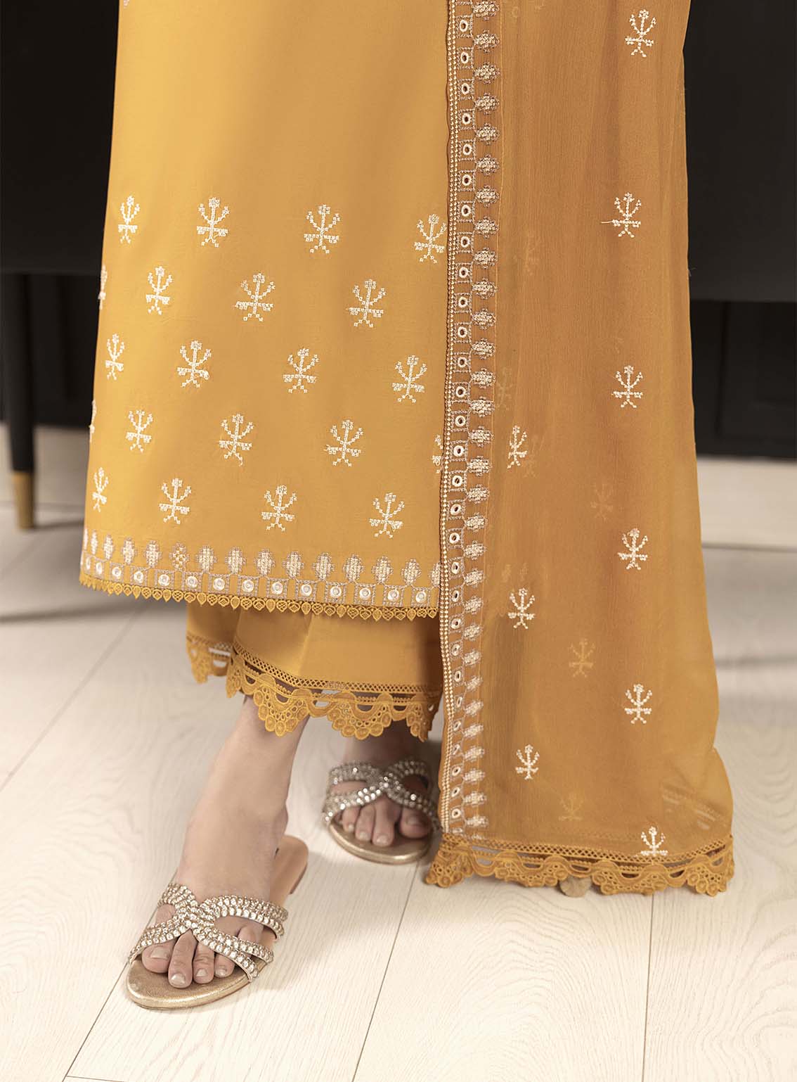 Dilkash By Humdum Embroidered Lawn 3 Piece Unstitched Suit HD25DEL D-03 Dilkash By Humdum Embroidered Lawn 3 Piece Unstitched Suit HD25DEL D-03