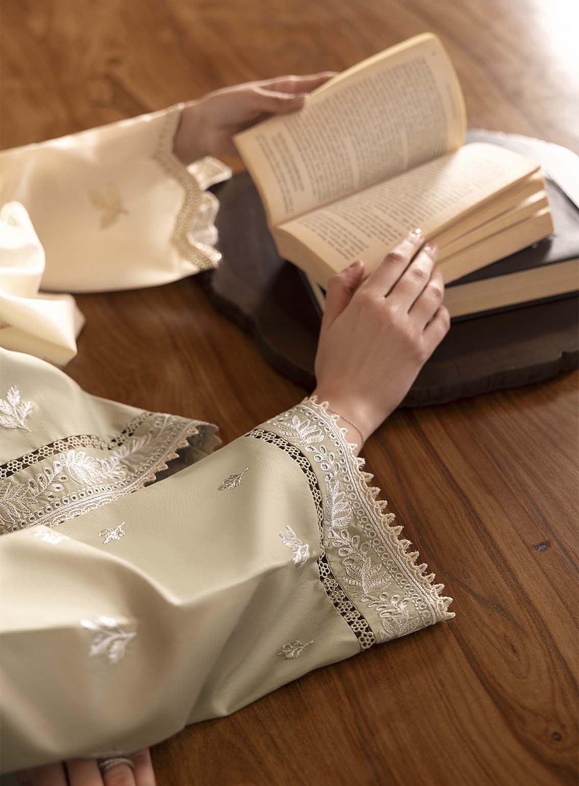 Dilkash By Humdum Embroidered Lawn 3 Piece Unstitched Suit HD25DEL D-10 Dilkash By Humdum Embroidered Lawn 3 Piece Unstitched Suit HD25DEL D-10