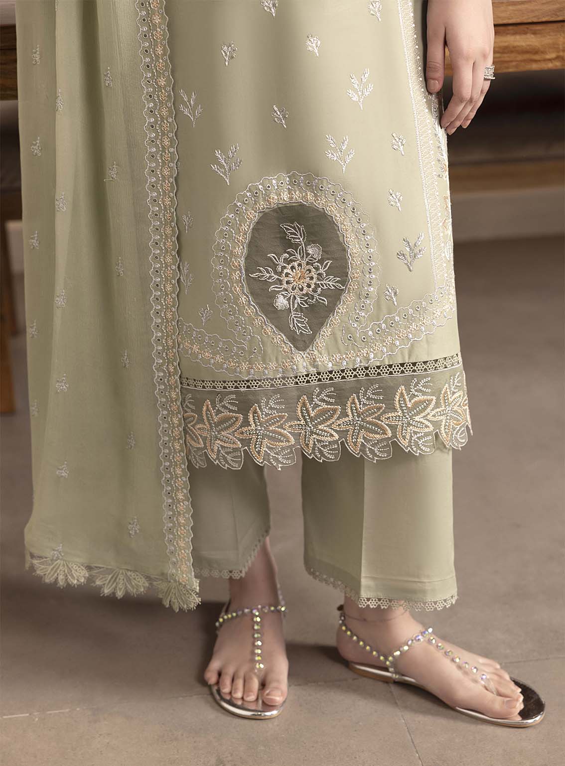 Dilkash By Humdum Embroidered Lawn 3 Piece Unstitched Suit HD25DEL D-10 Dilkash By Humdum Embroidered Lawn 3 Piece Unstitched Suit HD25DEL D-10