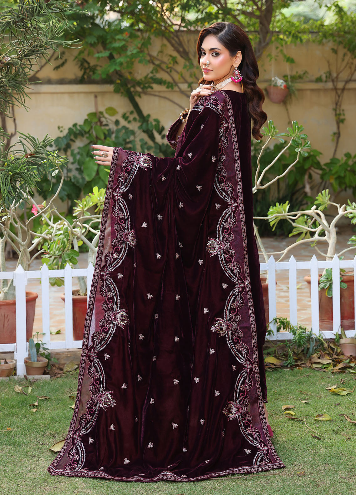 Dr. Velvet By Schick Embroidered Velvet 3 Piece Unstitched Suit SDH25DVV5 D-DEV-01 Dr. Velvet By Schick Embroidered Velvet 3 Piece Unstitched Suit SDH25DVV5 D-DEV-01