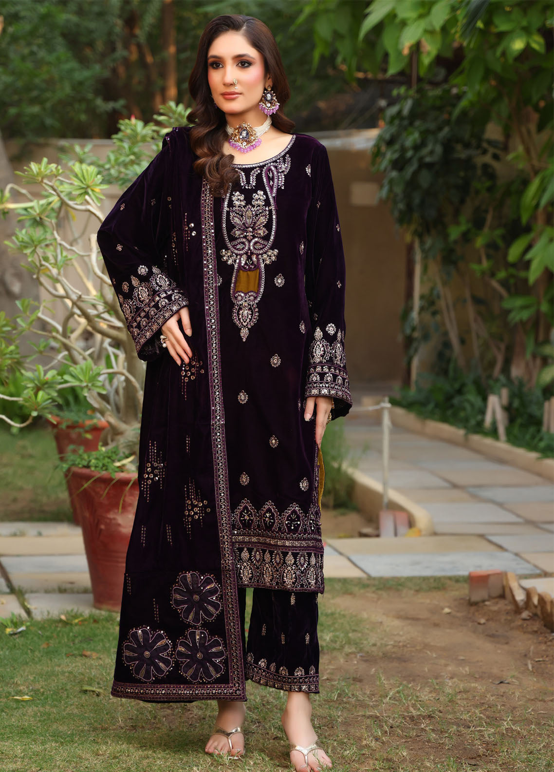 Dr. Velvet By Schick Embroidered Velvet 3 Piece Unstitched Suit SDH25DVV5 D-DEV-02 Dr. Velvet By Schick Embroidered Velvet 3 Piece Unstitched Suit SDH25DVV5 D-DEV-02