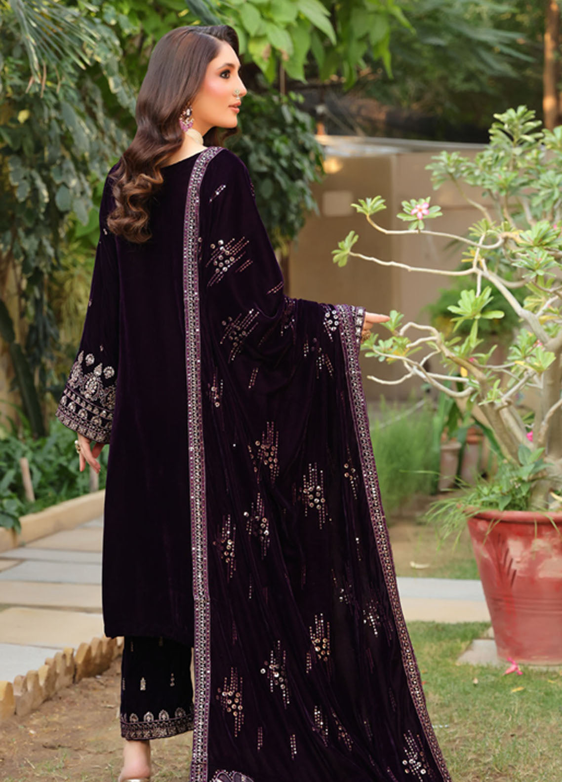 Dr. Velvet By Schick Embroidered Velvet 3 Piece Unstitched Suit SDH25DVV5 D-DEV-02 Dr. Velvet By Schick Embroidered Velvet 3 Piece Unstitched Suit SDH25DVV5 D-DEV-02