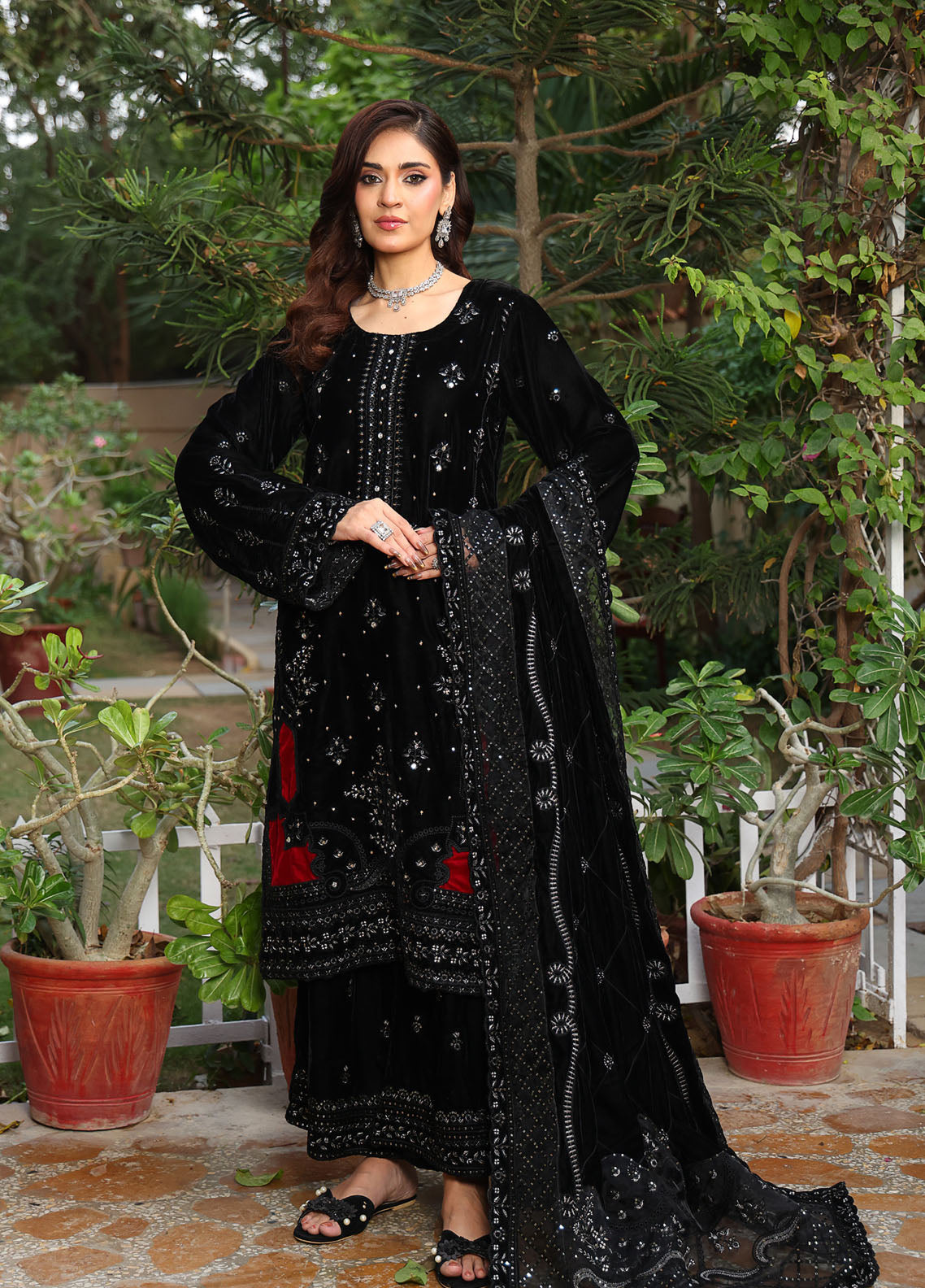 Dr. Velvet By Schick Embroidered Velvet 3 Piece Unstitched Suit SDH25DVV5 D-DEV-03 Dr. Velvet By Schick Embroidered Velvet 3 Piece Unstitched Suit SDH25DVV5 D-DEV-03