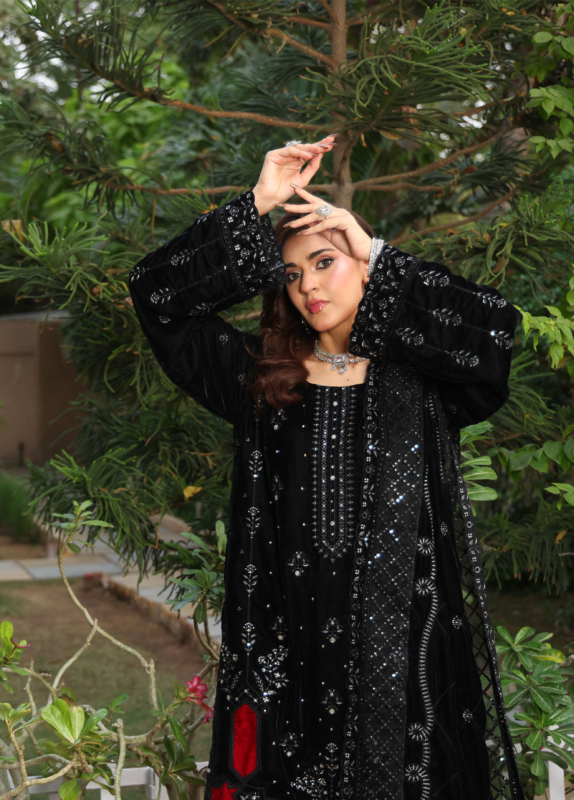 Dr. Velvet By Schick Embroidered Velvet 3 Piece Unstitched Suit SDH25DVV5 D-DEV-03 Dr. Velvet By Schick Embroidered Velvet 3 Piece Unstitched Suit SDH25DVV5 D-DEV-03