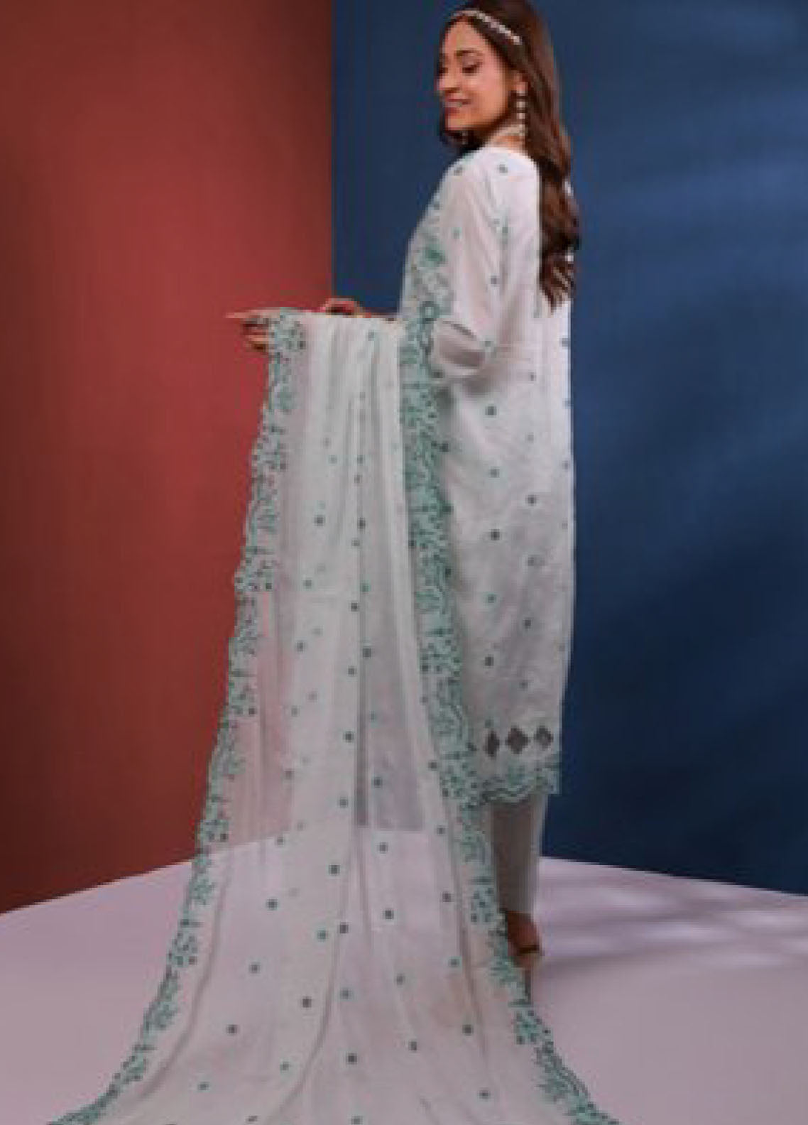 Edition Bareeze By Schick Chikankari Slub Lawn 3 Piece Unstitched Suit SDH24EBCSL D-04 Edition Bareeze By Schick Chikankari Slub Lawn 3 Piece Unstitched Suit SDH24EBCSL D-04