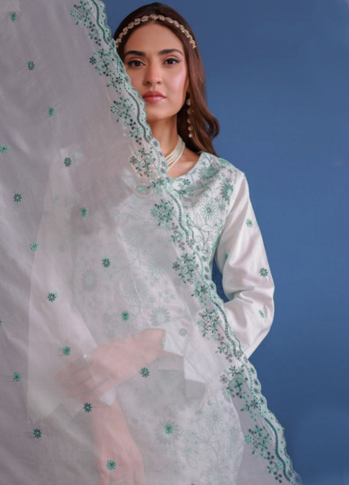 Edition Bareeze By Schick Chikankari Slub Lawn 3 Piece Unstitched Suit SDH24EBCSL D-04 Edition Bareeze By Schick Chikankari Slub Lawn 3 Piece Unstitched Suit SDH24EBCSL D-04