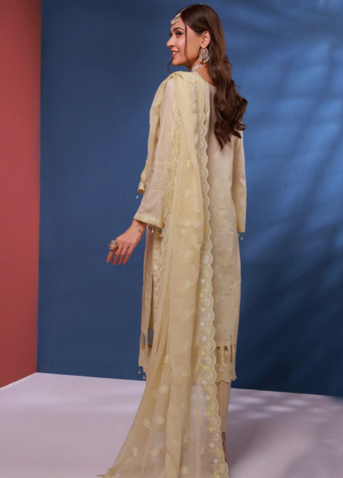 Edition Bareeze By Schick Chikankari Slub Lawn 3 Piece Unstitched Suit SDH24EBCSL D-07 Edition Bareeze By Schick Chikankari Slub Lawn 3 Piece Unstitched Suit SDH24EBCSL D-07