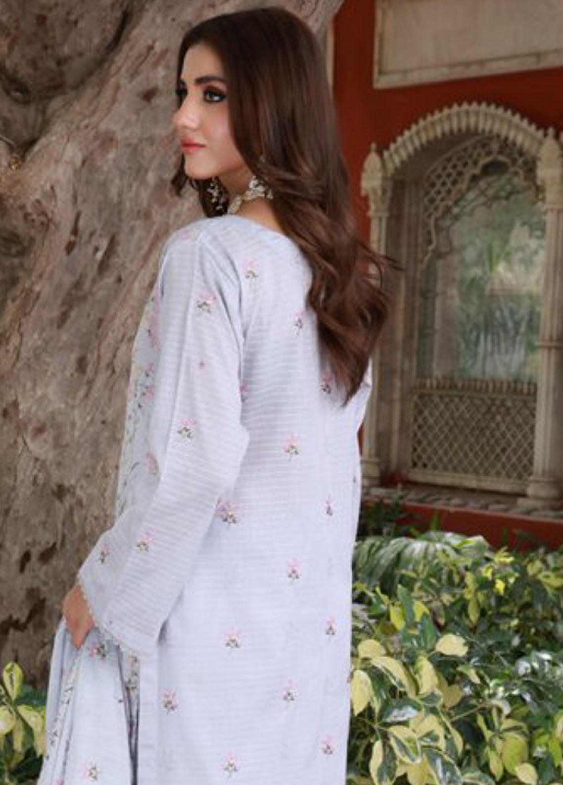 Edition Bareeze By Schick Embroidered Slub Lawn 3 Piece Unstitched Suit SDH24EBESL D-03 Edition Bareeze By Schick Embroidered Slub Lawn 3 Piece Unstitched Suit SDH24EBESL D-03