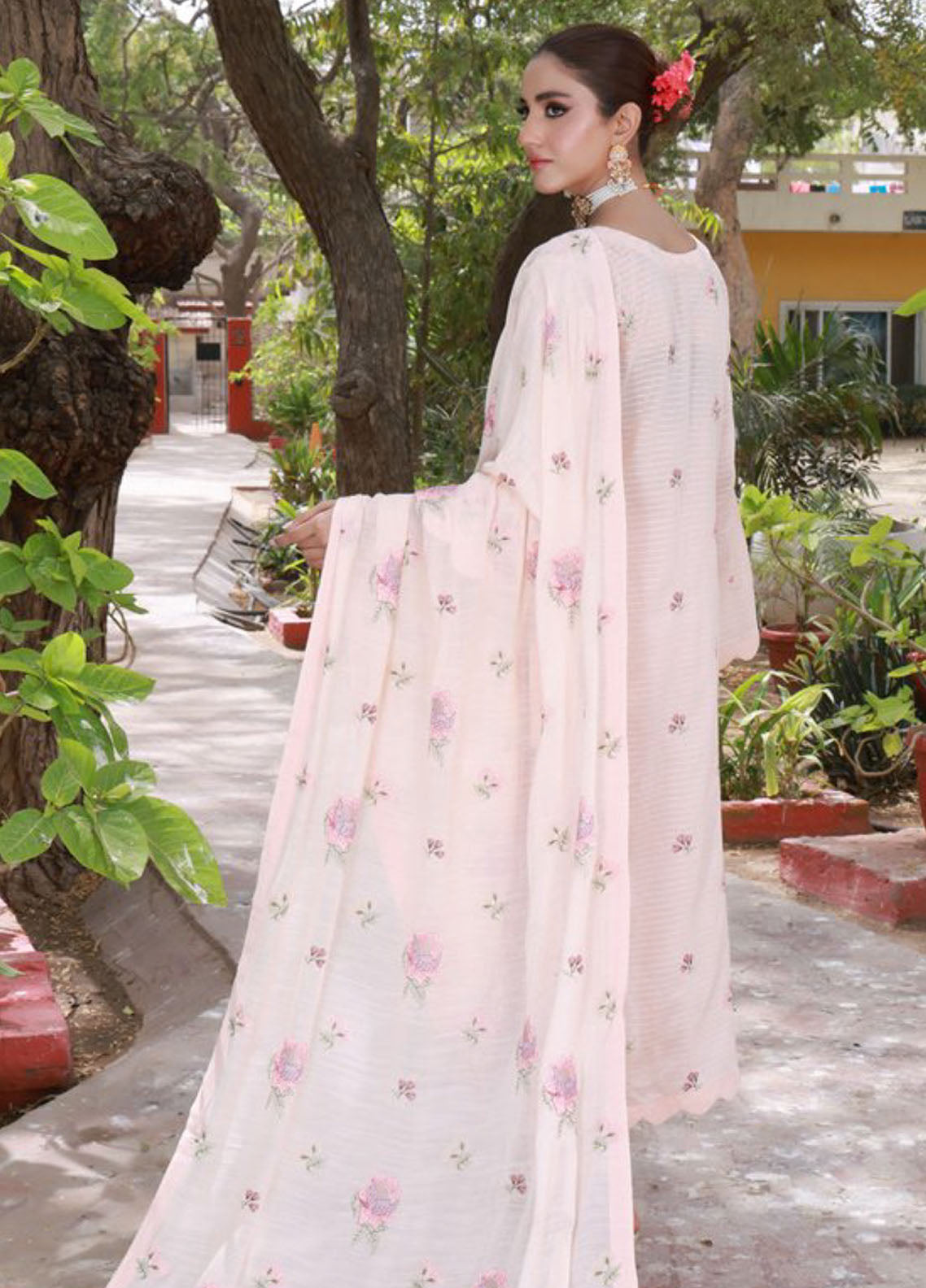 Edition Bareeze By Schick Embroidered Slub Lawn 3 Piece Unstitched Suit SDH24EBESL D-04 Edition Bareeze By Schick Embroidered Slub Lawn 3 Piece Unstitched Suit SDH24EBESL D-04