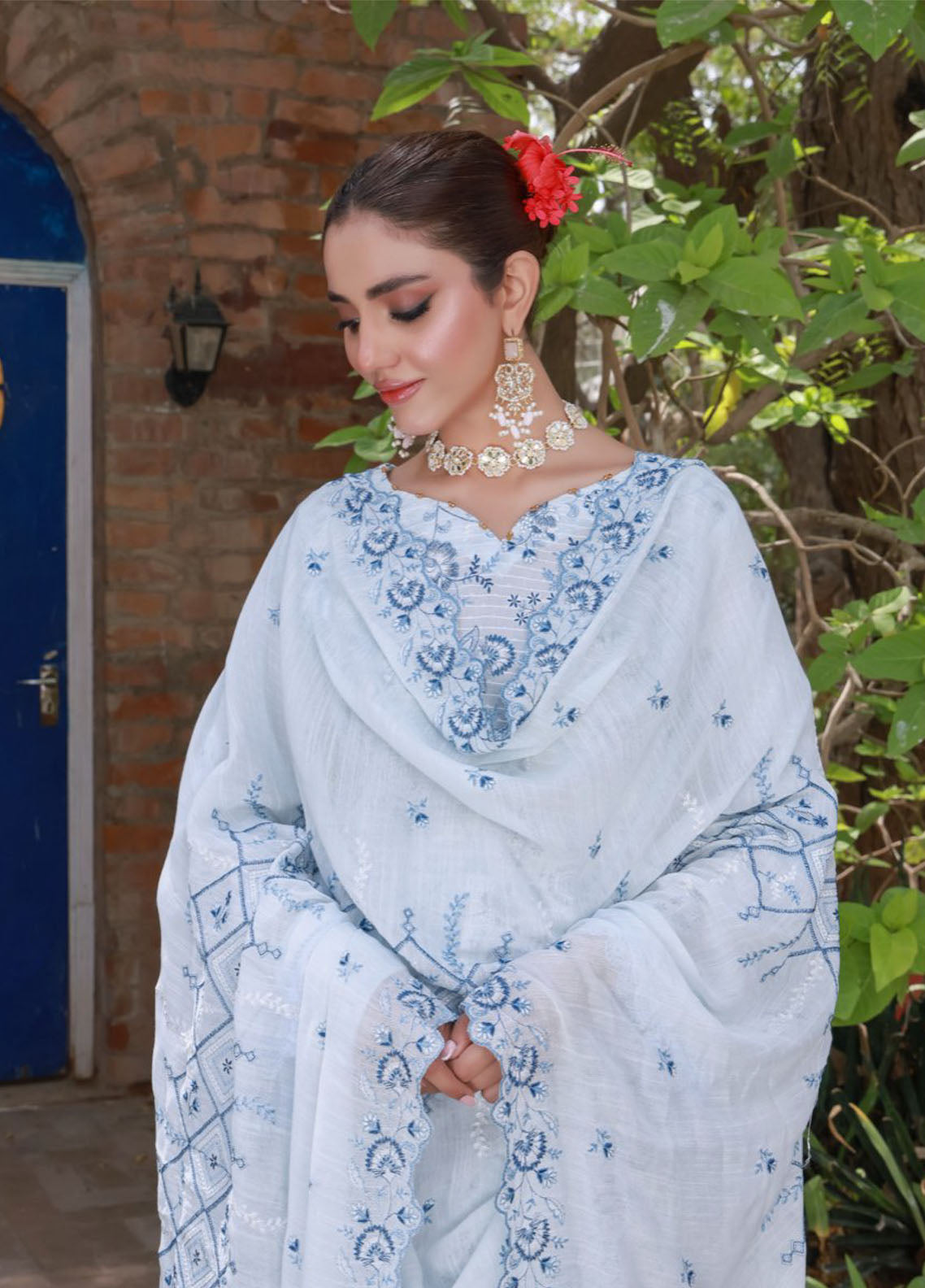 Edition Bareeze By Schick Embroidered Slub Lawn 3 Piece Unstitched Suit SDH24EBESL D-05 Edition Bareeze By Schick Embroidered Slub Lawn 3 Piece Unstitched Suit SDH24EBESL D-05