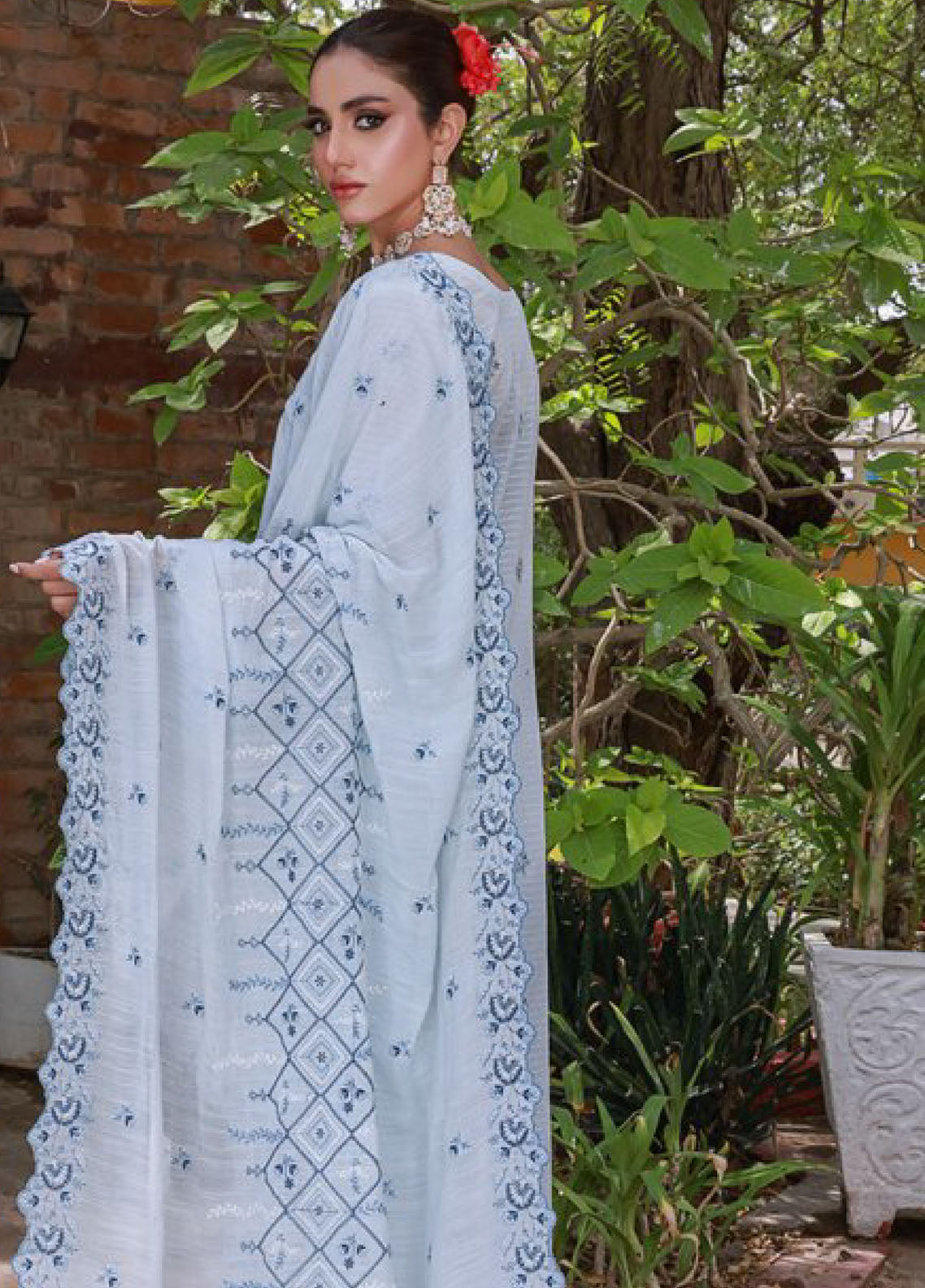 Edition Bareeze By Schick Embroidered Slub Lawn 3 Piece Unstitched Suit SDH24EBESL D-05 Edition Bareeze By Schick Embroidered Slub Lawn 3 Piece Unstitched Suit SDH24EBESL D-05