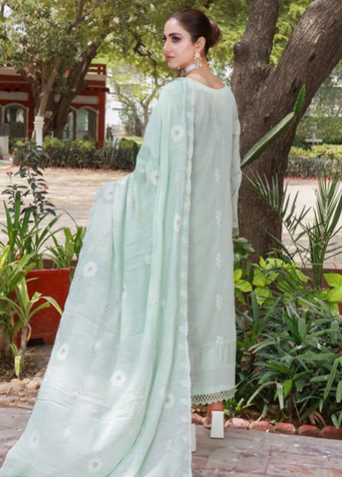 Edition Bareeze By Schick Embroidered Slub Lawn 3 Piece Unstitched Suit SDH24EBESL D-06 Edition Bareeze By Schick Embroidered Slub Lawn 3 Piece Unstitched Suit SDH24EBESL D-06