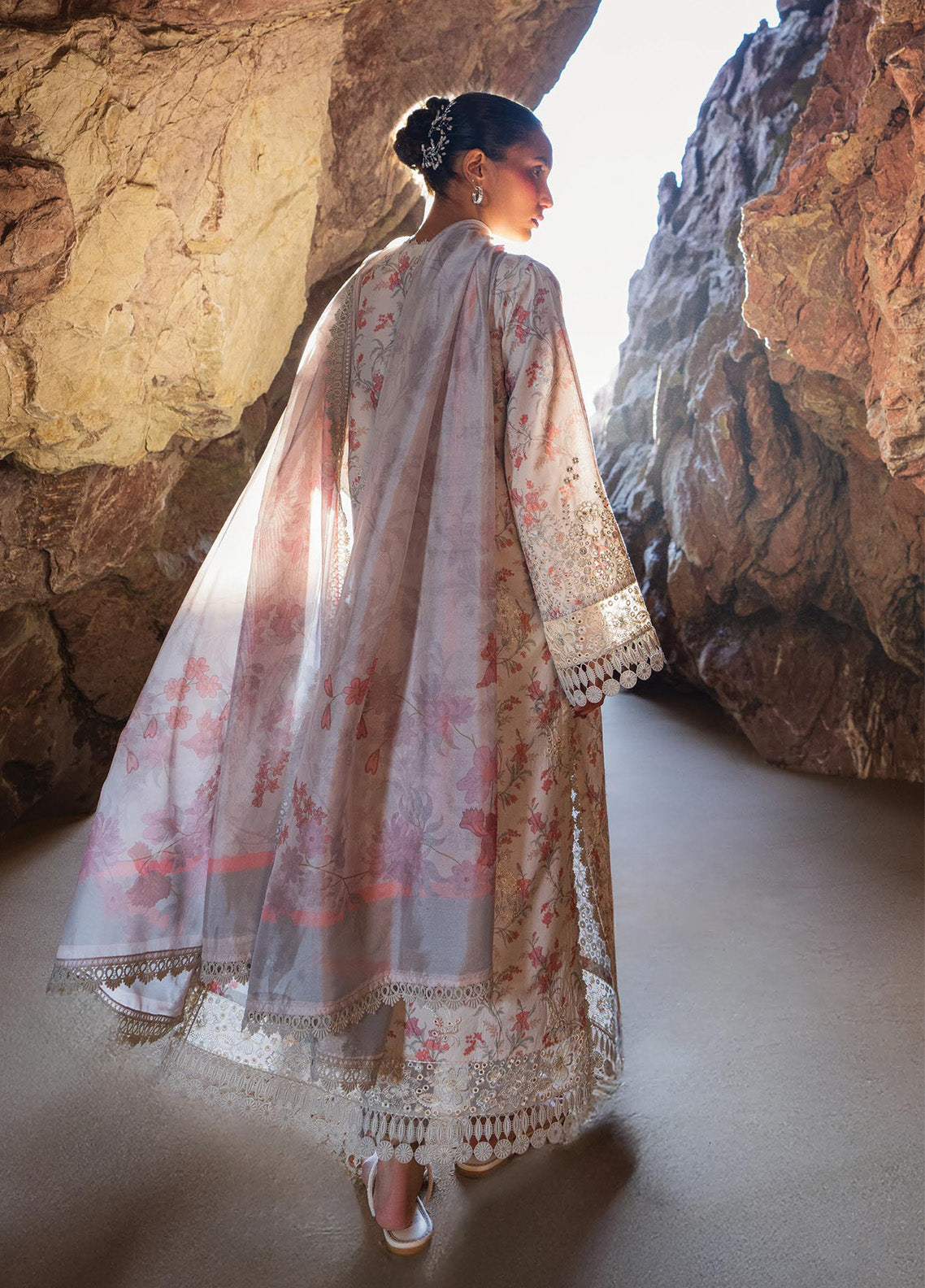 Endless By Afrozeh Embroidered Lawn 3 Piece Unstitched Suit AF25ES D-09 NYSSA Endless By Afrozeh Embroidered Lawn 3 Piece Unstitched Suit AF25ES D-09 NYSSA