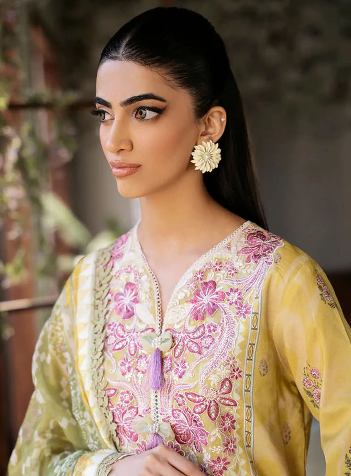 Flora By Roheenaz Embroidered Lawn 3 Piece Unstitched Suit RNZ24F RNP-07B MYSTIQUE Flora By Roheenaz Embroidered Lawn 3 Piece Unstitched Suit RNZ24F RNP-07B MYSTIQUE