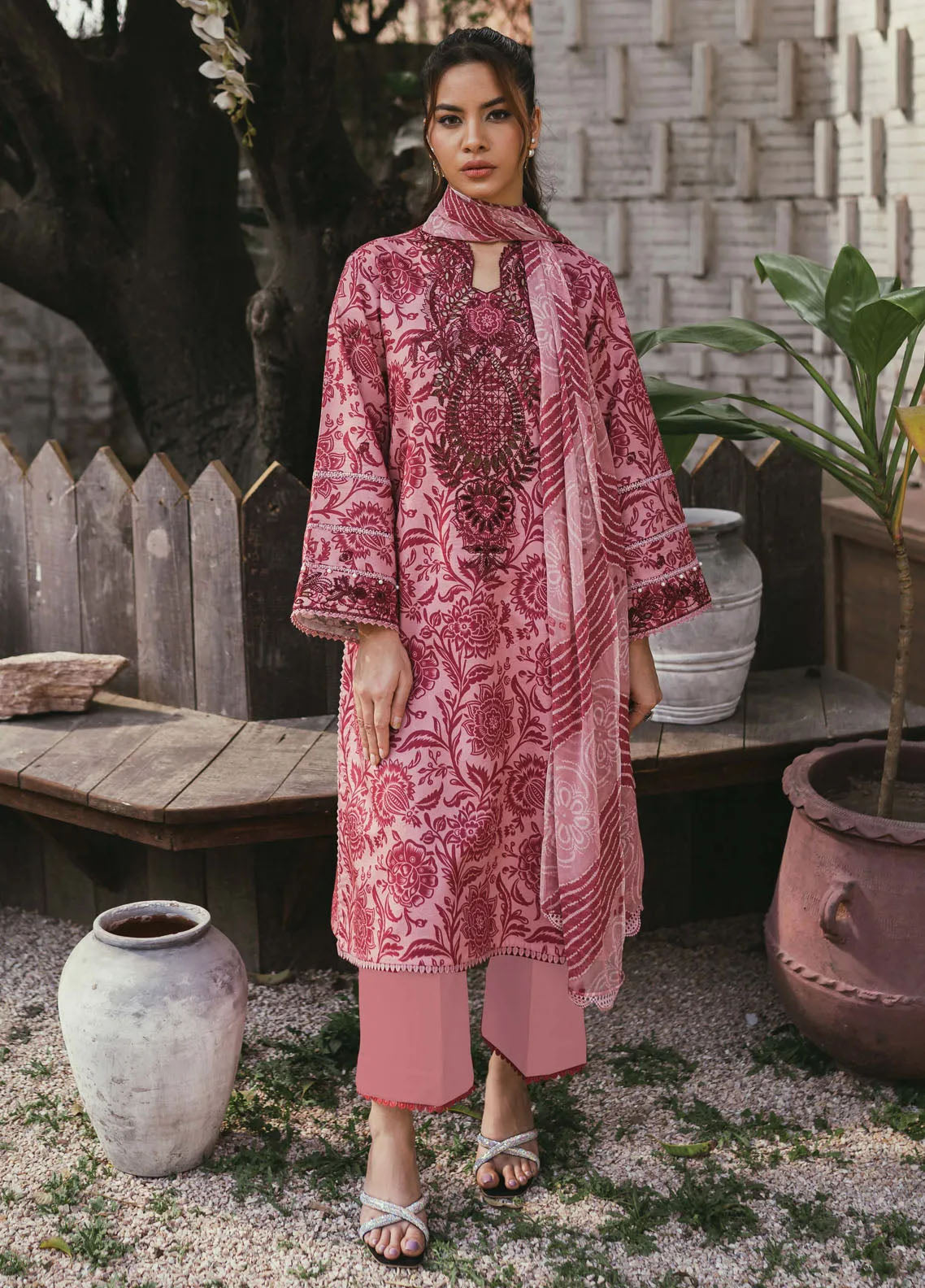 Gardenia Printkari By Humdum Embroidered Lawn 3 Piece Unstitched Suit HD24G D-10 Gardenia Printkari By Humdum Embroidered Lawn 3 Piece Unstitched Suit HD24G D-10