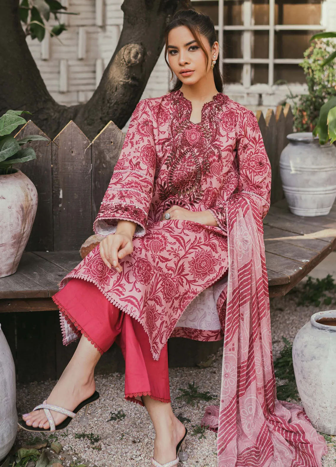 Gardenia Printkari By Humdum Embroidered Lawn 3 Piece Unstitched Suit HD24G D-10 Gardenia Printkari By Humdum Embroidered Lawn 3 Piece Unstitched Suit HD24G D-10