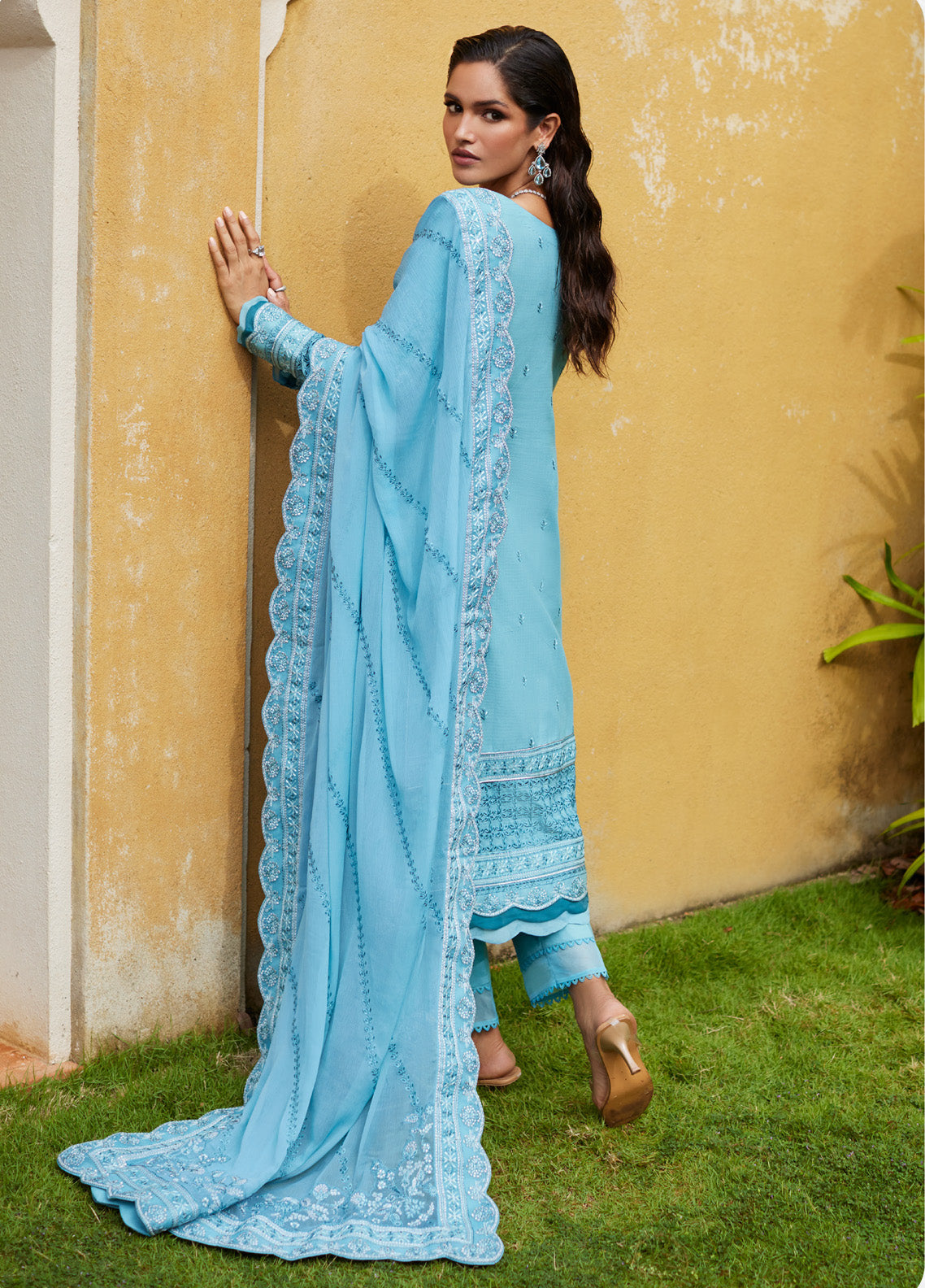 Gulaal Embroidered Lawn 3 Piece Unstitched Suit GL25LL D-05 DHALIA Gulaal Embroidered Lawn 3 Piece Unstitched Suit GL25LL D-05 DHALIA