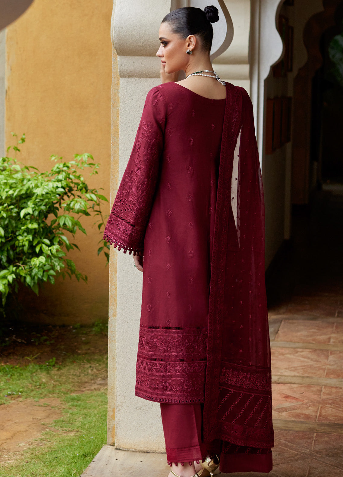 Gulaal Embroidered Lawn 3 Piece Unstitched Suit GL25LL D-06 NIGELLA Gulaal Embroidered Lawn 3 Piece Unstitched Suit GL25LL D-06 NIGELLA