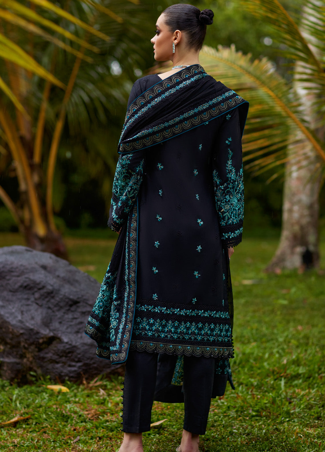 Gulaal Embroidered Lawn 3 Piece Unstitched Suit GL25LL D-08 SCILLA Gulaal Embroidered Lawn 3 Piece Unstitched Suit GL25LL D-08 SCILLA