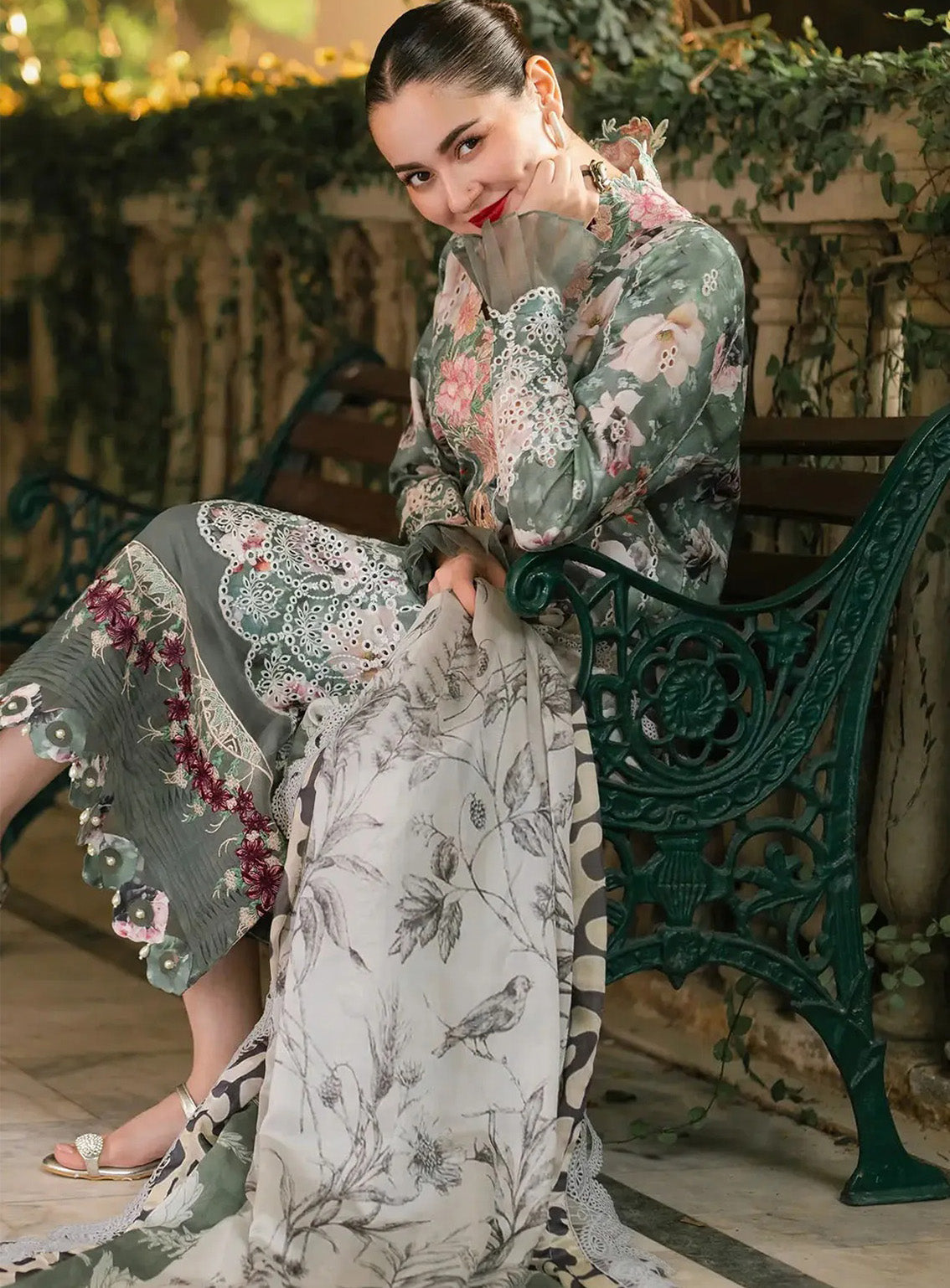 Gulkari By Asifa & Nabeel Embroidered Lawn 3 Piece Unstitched Suit AN25G D-GKL-06 ARABELLA Gulkari By Asifa & Nabeel Embroidered Lawn 3 Piece Unstitched Suit AN25G D-GKL-06 ARABELLA