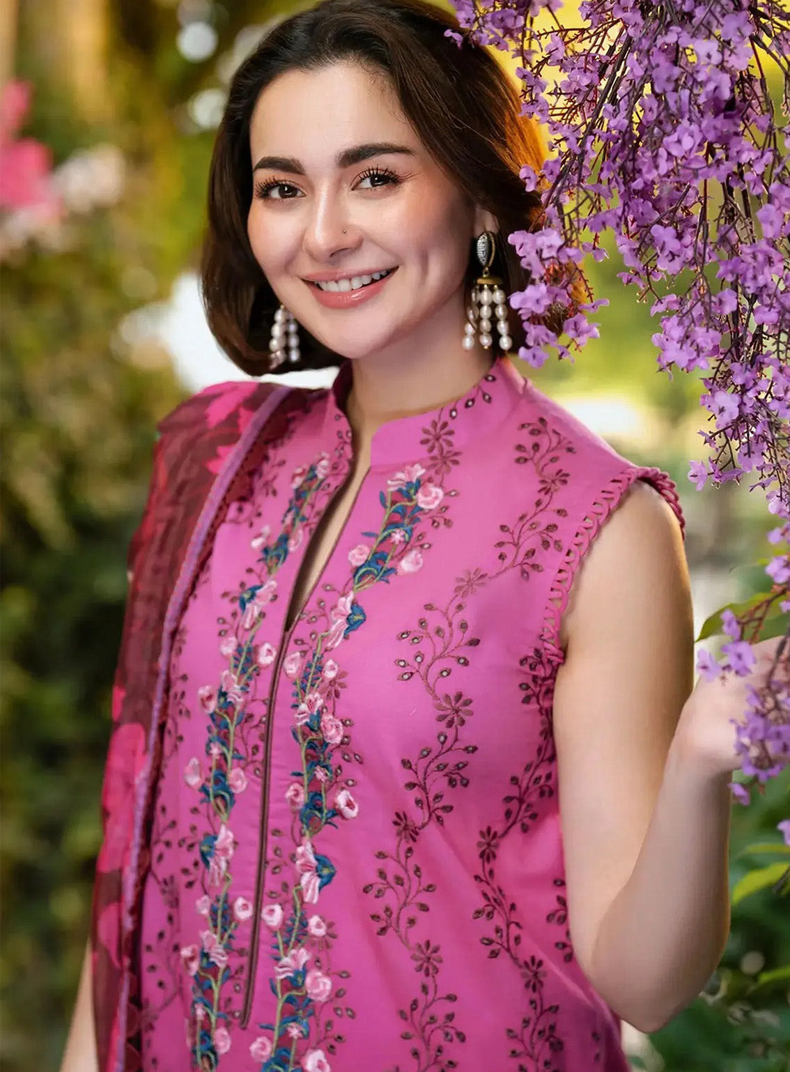 Gulkari By Asifa & Nabeel Embroidered Lawn 3 Piece Unstitched Suit AN25G D-GKL-13 SUNKISSED GARDEN Gulkari By Asifa & Nabeel Embroidered Lawn 3 Piece Unstitched Suit AN25G D-GKL-13 SUNKISSED GARDEN