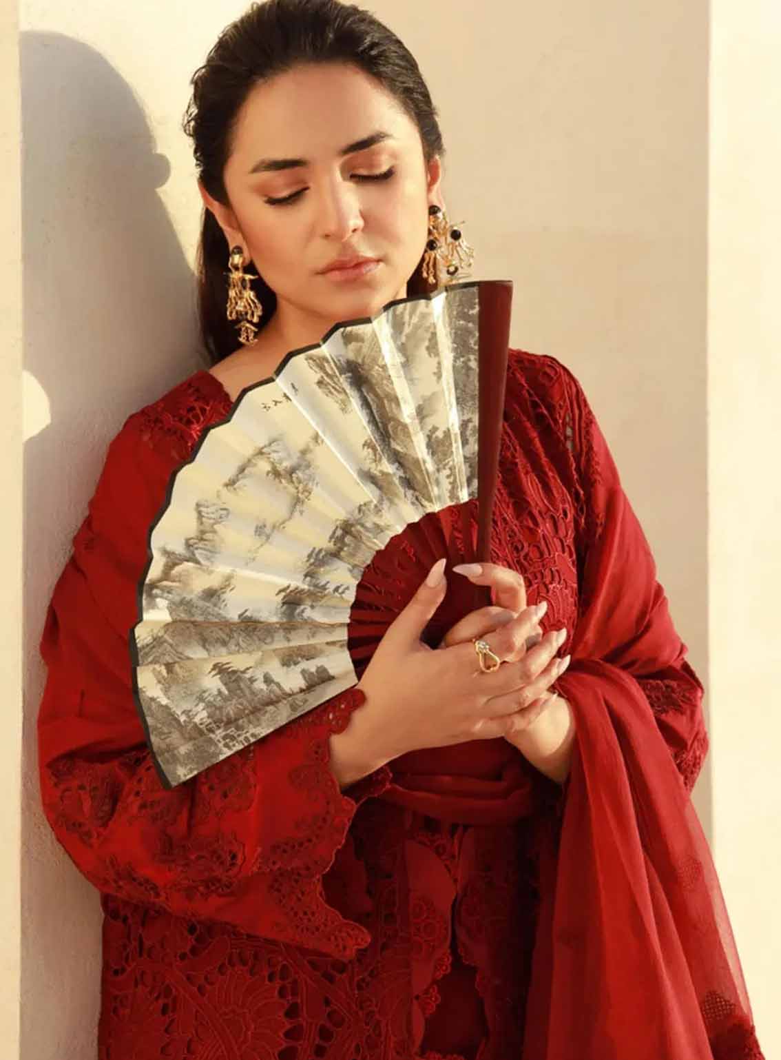 Gulmina Embroidered Lawn 3 Piece Unstitched Suit GM25US D-SCARLET Gulmina Embroidered Lawn 3 Piece Unstitched Suit GM25US D-SCARLET