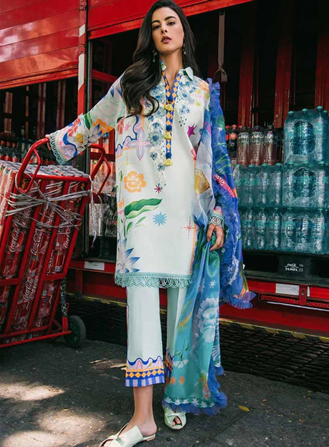 Hemline La Dolce By Mushq Printed Lawn 3 Piece Unstitched Suit MQ25HLDV2 D-5B FLAMING ROSES Hemline La Dolce By Mushq Printed Lawn 3 Piece Unstitched Suit MQ25HLDV2 D-5B FLAMING ROSES