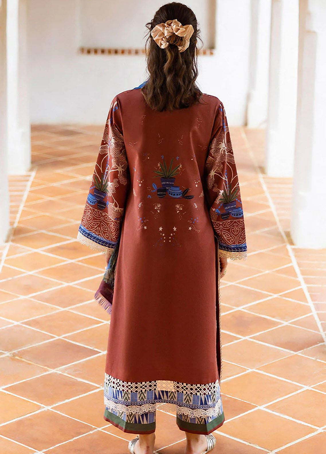 Hemline Mirasol By Mushq Printed Cambric 3 Piece Unstitched Suit MQ25HLMPC D-6B SANTO MIO Hemline Mirasol By Mushq Printed Cambric 3 Piece Unstitched Suit MQ25HLMPC D-6B SANTO MIO